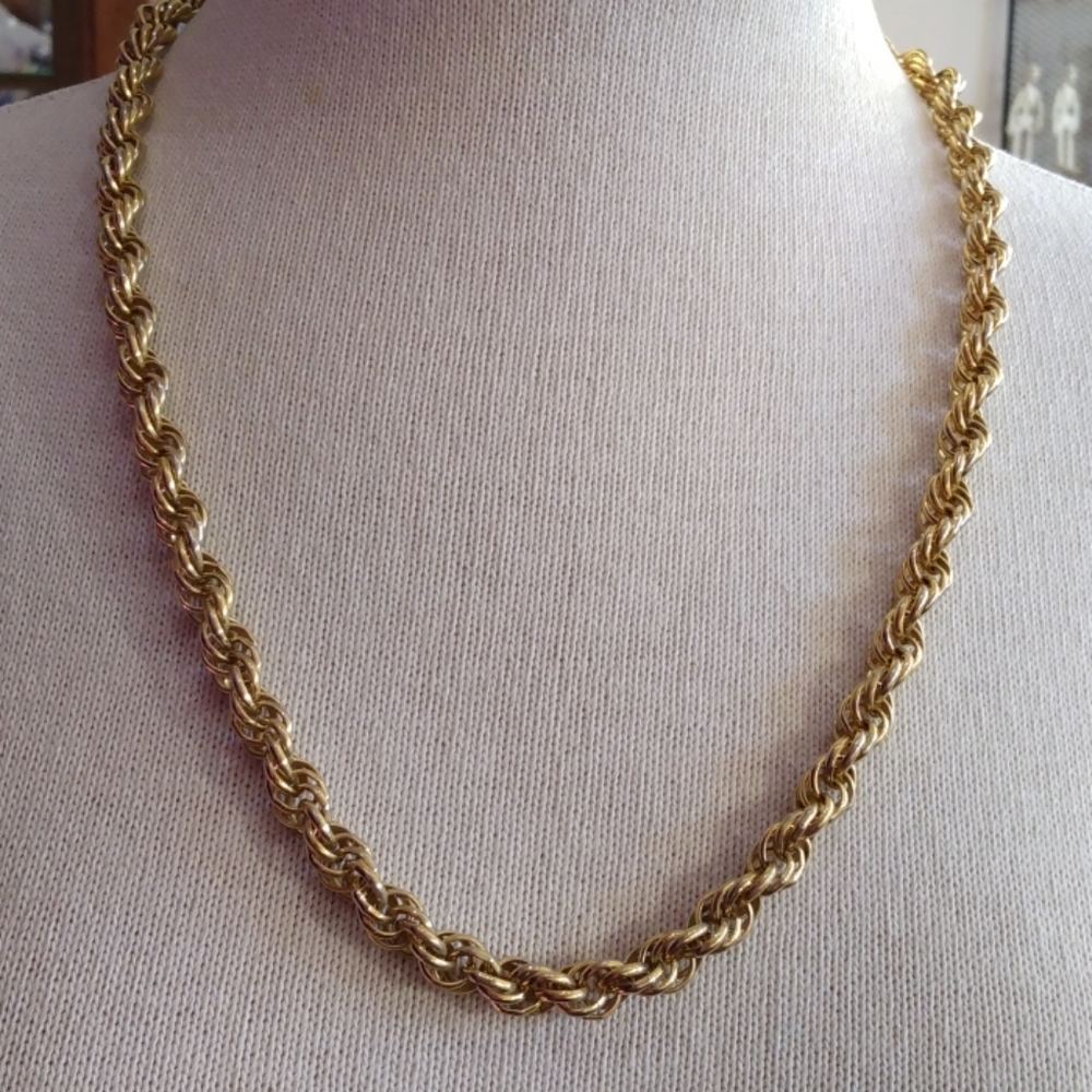 Stylish gold twist chain